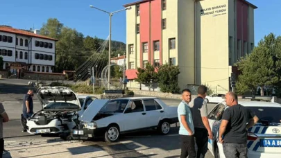 2 otomobil kafa kafaya çarpıştı