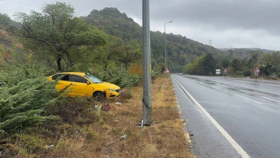 Ticari taksi aydınlatma direğine çarptı: 1 yaralı