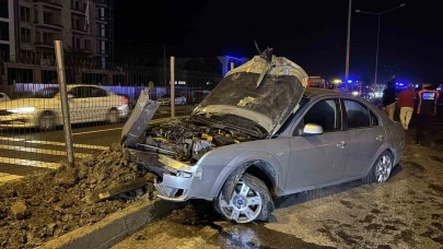 Alkollü sürücü elektrik direğine çarptı: 1 yaralı