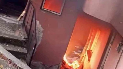 Apartman girişinde çıkan yangın söndürüldü