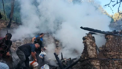 Yangın: Ev, ahır ve samanlık kül oldu
