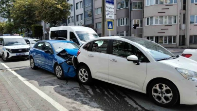 Avukat, boşanma aşamasındaki eşinin aracına çarptı: Kadın hastaneye kaldırıldı