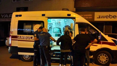 Evinin kapısında bıçaklanan çocuk yaralandı