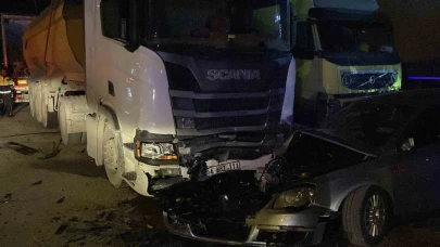 Kontrolden çıkan otomobil park halindeki 3 araca çarptı: 4 ağır yaralı