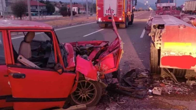 Otomobil tıra çarptı: 1 yaralı