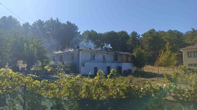 Çatısı alevlere teslim olan evi küle dönmekten ekipler kurtardı