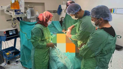 Çift taraflı diz proteziyle 73 yaşındaki hastanın ağrıları giderildi