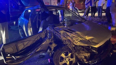 Civciv taşıyan tıra otomobil çarptı; 6 yaralı