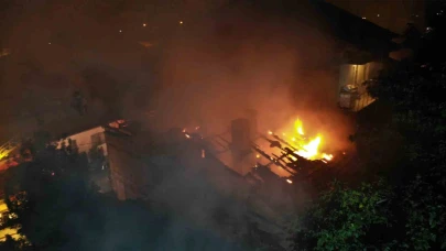 Çorum’da 3 katlı bina alev alev yandı: Evdeki çift dumandan etkilendi