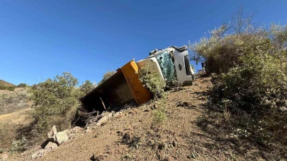 Çorum’da freni boşalan hafriyat kamyonı şarampole devrildi: 1 yaralı