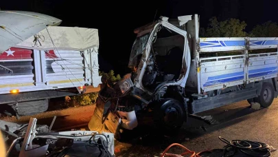 Çorum’da kamyon tıra çarptı: Araçta sıkışan sürücü ağır yaralandı