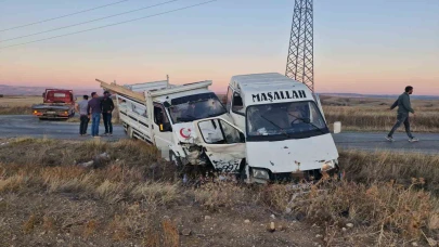 Çorum’da minibüs kamyonetle çarpıştı: 4 yaralı