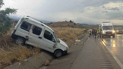 Hafif ticari araç refüje çarptı: 1 ölü, 4 yaralı