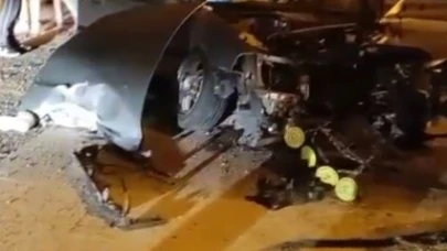 Direksiyon hakimiyetini kaybetti önce eve sonra direğe çarptı: 1’i ağır 3 yaralı