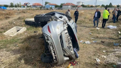 Düğün konvoyundaki otomobil tarlaya yuvarlandı: 2 yaralı