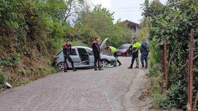 "Dur" ihtarına uymayıp kaza yapan sürücü yaya olarak kaçmaya çalıştı