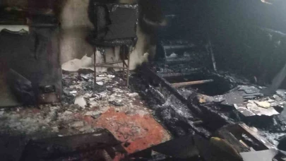 Elektrik kontağından çıkan yangında iki katlı ev kullanılamaz hale geldi