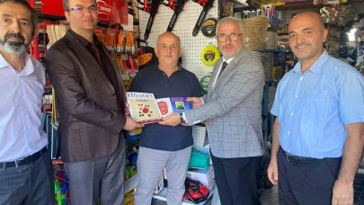 Esnafa Kur’an-ı Kerim hediye edildi