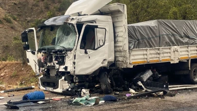 Kamyonlar kafa kafaya çarpıştı: 1 ağır yaralı