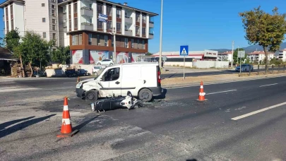 Hafif ticari araç ile motosikletin karıştığı kazada 1 kişi ağır yaralandı