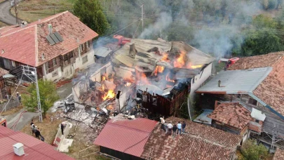 İki katlı konak alevlere teslim oldu