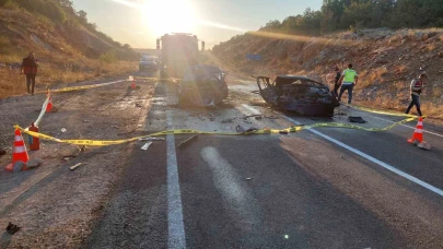 Kafa kafaya çarpışan iki otomobil alev aldı: 3 ölü, 5 yaralı