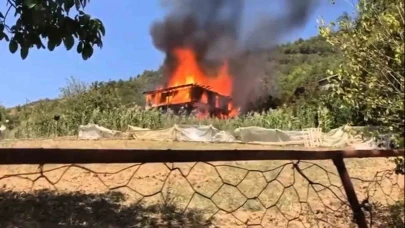 Ahşap evde çıkan yangın ormanlık alana sıçradı