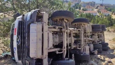 Devrilen beton mikseri sürücüsü yaralandı