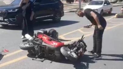Otomobille çarpışan motosikletli yaralandı