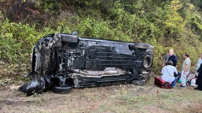 Hafif ticari araç takla attı: 3 yaralı