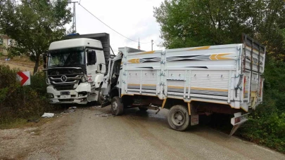 İki kamyon kafa kafaya çarpıştı: 2 yaralı