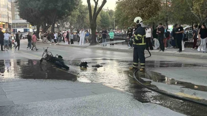 Seyir halindeki motosiklet alev alev yandı
