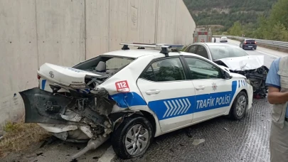 Kazaya müdahale eden polis aracına otomobil çarptı: 2’si polis 8 yaralı