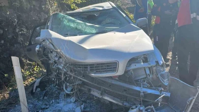 Kontrolden çıkan otomobil duvara çarptı: 2 yaralı