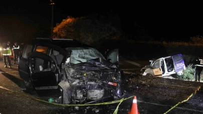 2 hafif ticari araç kafa kafaya çarpıştı: 1 ölü, 2 yaralı