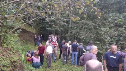 Feci kaza: Uçuruma yuvarlanan patpatın altında can verdi