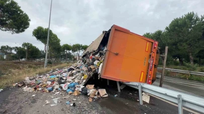 Çöp yüklü tır devrildi, çöpler yola savruldu