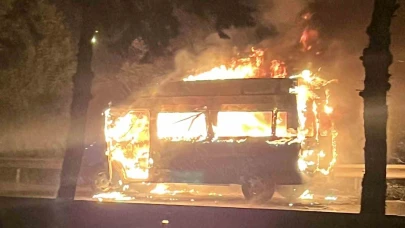 Minibüs alev alev yandı