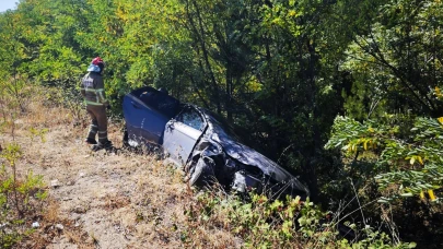 Şarampole uçan otomobildeki 3 kişi yaralandı