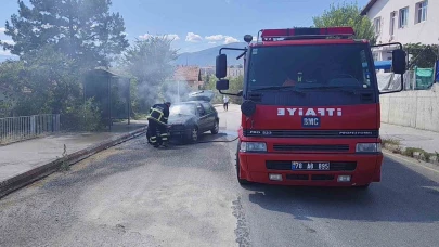 Seyir halindeki otomobil alev aldı