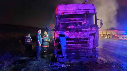 Seyir halindeyken alevlere teslim olan tır kullanılmaz hale geldi