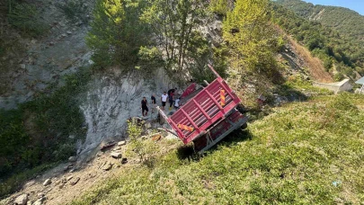 Freni boşalan kamyon şarampole uçtu: 1 ölü