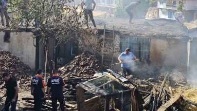 Bir ev ve samanlık tamamen yanarak kullanılmaz hale geldi