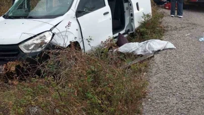 Otomobil istinat duvarına çarptı: 3 yaralı