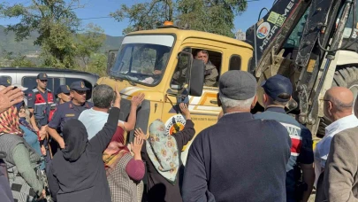 Vatandaşlar hayvan barınağına karşı iş makinesinin önünü kesti