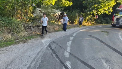 Virajı alamayan minibüs devrildi: 2 yaralı