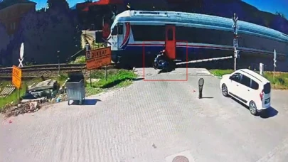 Yolcu treni hemzemin geçitte motosiklete çarptı