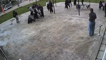Akran zorbalığı sokağa taştı: Esnaf genci darp edilmekten kurtardı