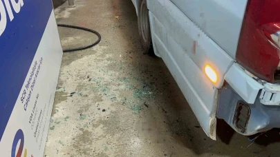 Alkolmetreyi üflememek için direndi, dolmuşun camını kafasıyla kırdı