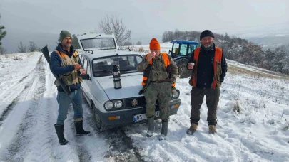 Amasya’da su kanalına düşen karacayı avcılar kurtardı